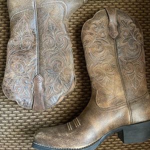 Ariat Women’s Round Up Square Toe Western Boots